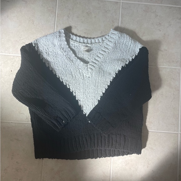 BLACK AND WHITE KNIT SWEATER! - Picture 3 of 5